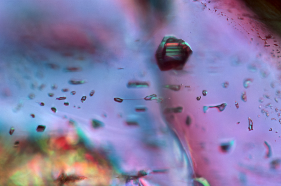Inclusions dans un cristal d'émeraude LPA x25